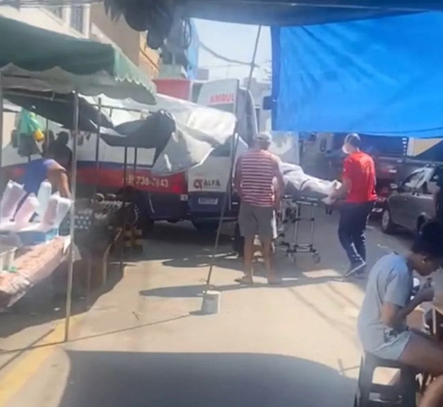 Feira bloqueia entrada de hospital e paciente tem que ser carregado em meio a barracas