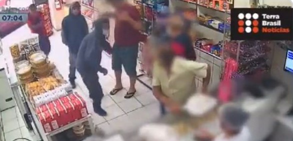 VÍDEO: Ladrões invadem padaria, assaltam clientes e levam até pães