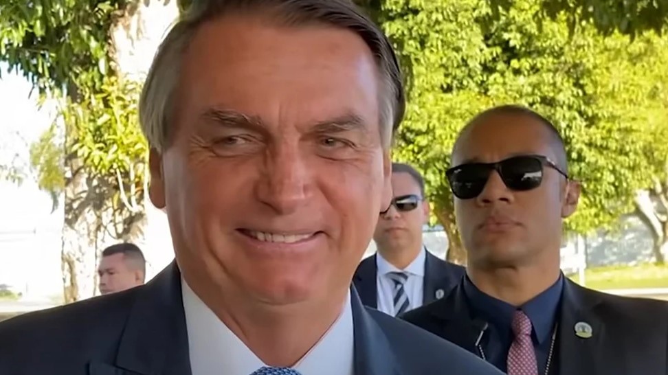 Bolsonaro, horas antes de anúncio sobre gasolina: "Petrobras vai dar boa notícia"