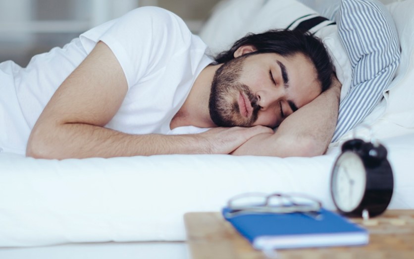 A maneira como você dorme pode prevenir doenças degenerativas; veja como