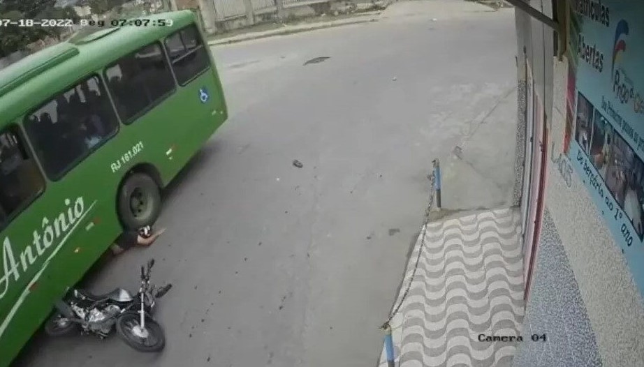 IMAGENS FORTES: Motoqueiro é salvo por capacete depois de cair e ir parar embaixo da roda de um ônibus