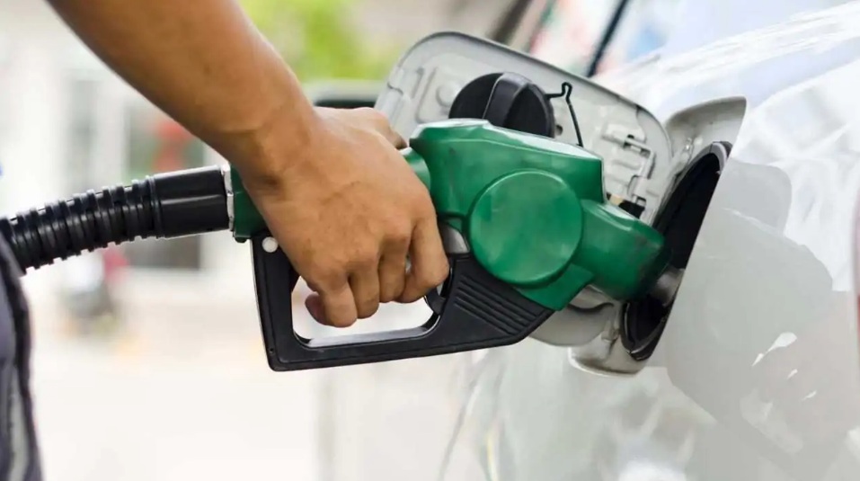 No dia que a Petrobras reduz preços, postos de gasolina de Natal aumentam valores em 10%