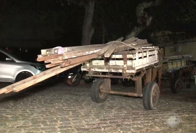 Homens invadem casa, furtam caibros de madeira, mas acabam presos pela PM em Natal