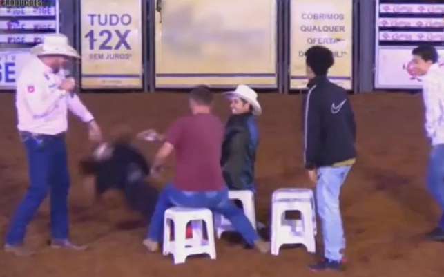 VÍDEO: Comediante é agredido com tapas na cabeça durante apresentação em rodeio; ASSISTA