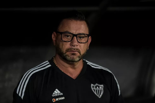 Atlético-MG demite técnico Turco Mohamed