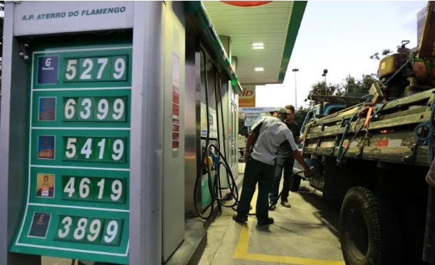 Preço da gasolina no Brasil está abaixo da média mundial, aponta levantamento