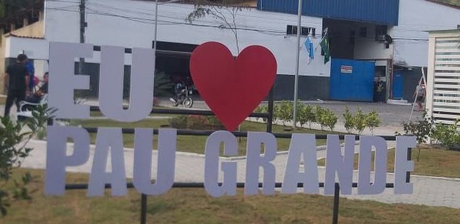 'Eu ❤️ Pau Grande': distrito onde nasceu Garrincha viraliza após instalação de letreiro em praça