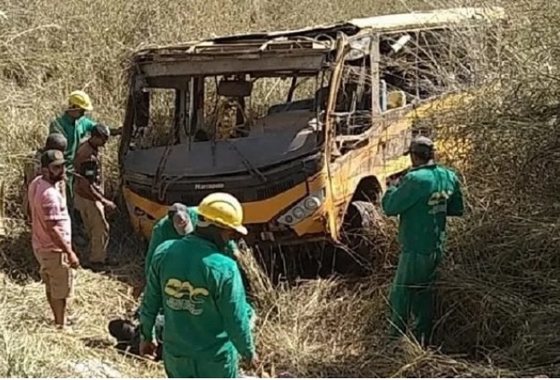 Ônibus escolar com time de futebol cai em barranco e deixa três mortos