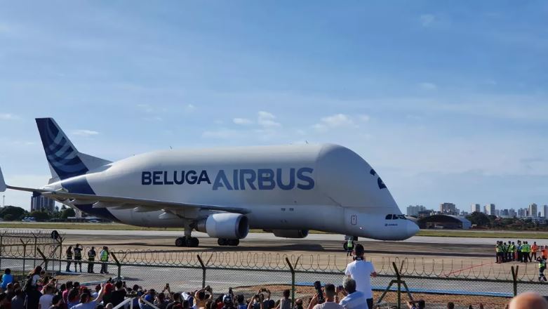 VÍDEO: Avião ‘baleia’ Beluga pousa em Fortaleza em 1ª viagem à América Latina e atrai curiosos; ASSISTA