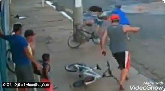 VÍDEO: Homem salva criança instantes antes de acidente com bicicleta; ASSISTA