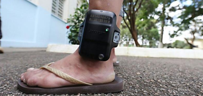PM prende em flagrante mulher que burlava o funcionamento da tornozeleira eletrônica em Natal