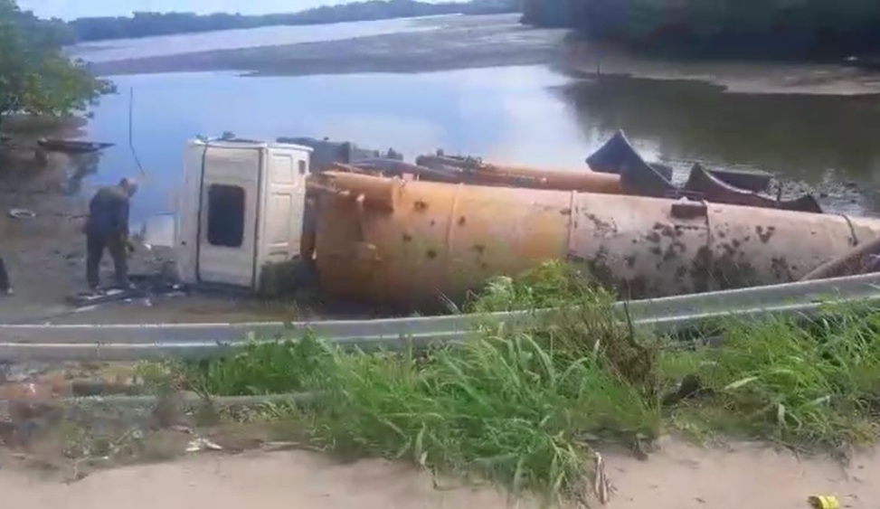 VÍDEO: Caminhão tomba na BR-226 e cai dentro de rio em Natal; ASSISTA