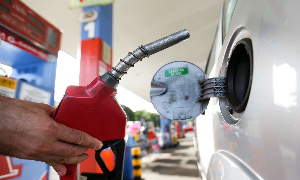 Gasolina cai pela quarta semana seguida no Brasil
