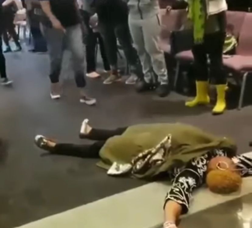 VÍDEO: Pastora morre e ressuscita logo após fiéis pagarem dízimo