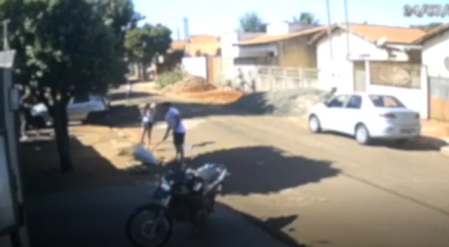 Vídeo flagra homem atirando na cabeça de vizinho que varria sua calçada; ASSISTA
