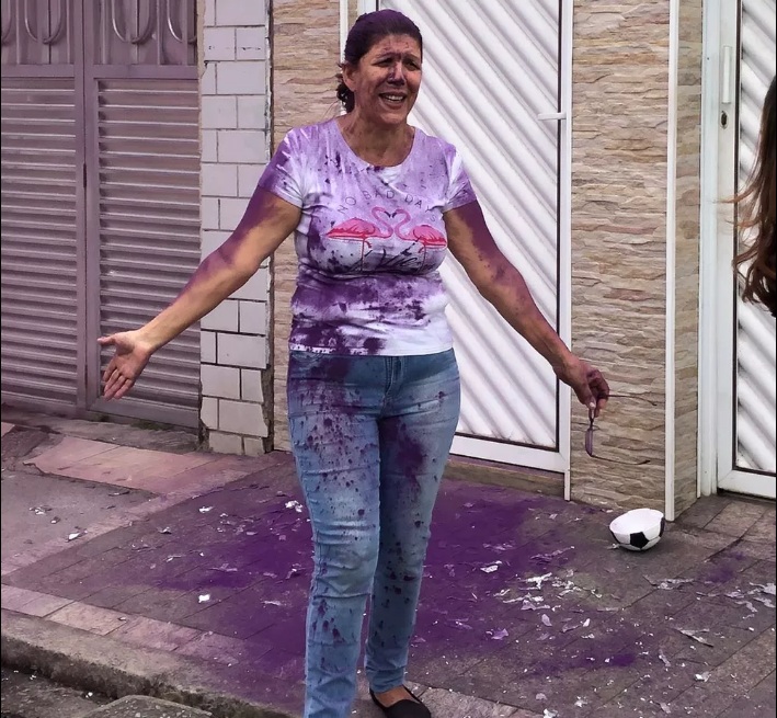 VÍDEO: Chá revelação dá errado em SP e tia da grávida é coberta por pó roxo; ASSISTA