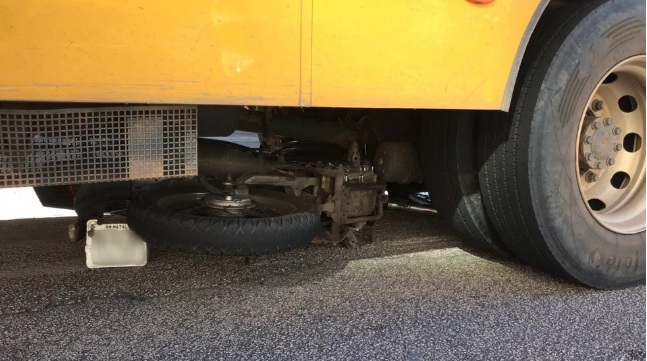 Motociclista morre após ser atingido e arrastado por ônibus escolar em Natal