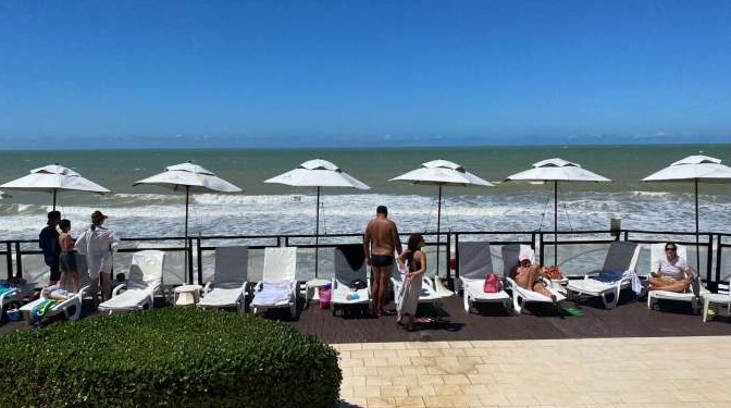 Tubarão grande aparece na frente de hotel na Via Costeira