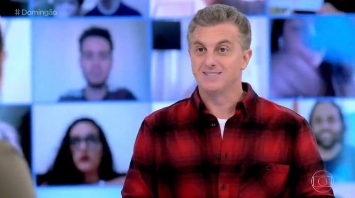 Luciano Huck comete grave erro de português durante programa e internautas não perdoam