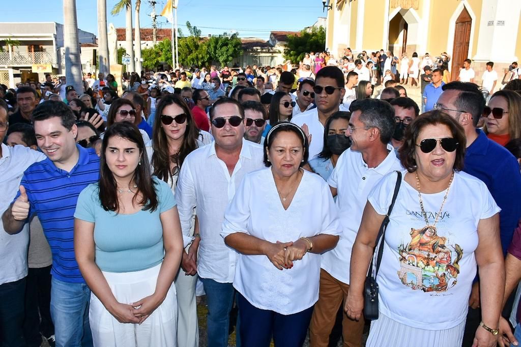 Ezequiel participa da procissão de Sant'Ana ao lado de Fátima e Walter