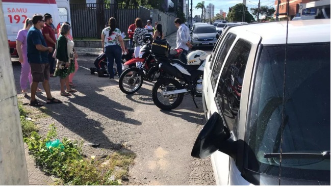Casal fica ferido após colisão de moto com caminhonete em Natal