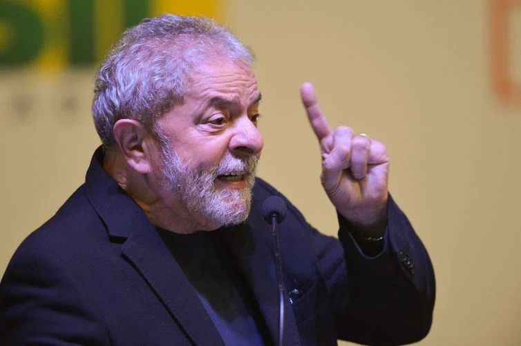 “Não preciso de lei de teto de gastos”, diz Lula
