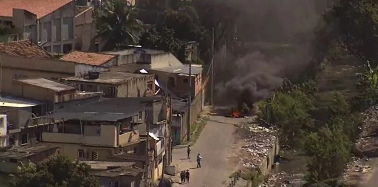 VÍDEO: Criminosos usam táticas terroristas para atacar a polícia no Rio de Janeiro