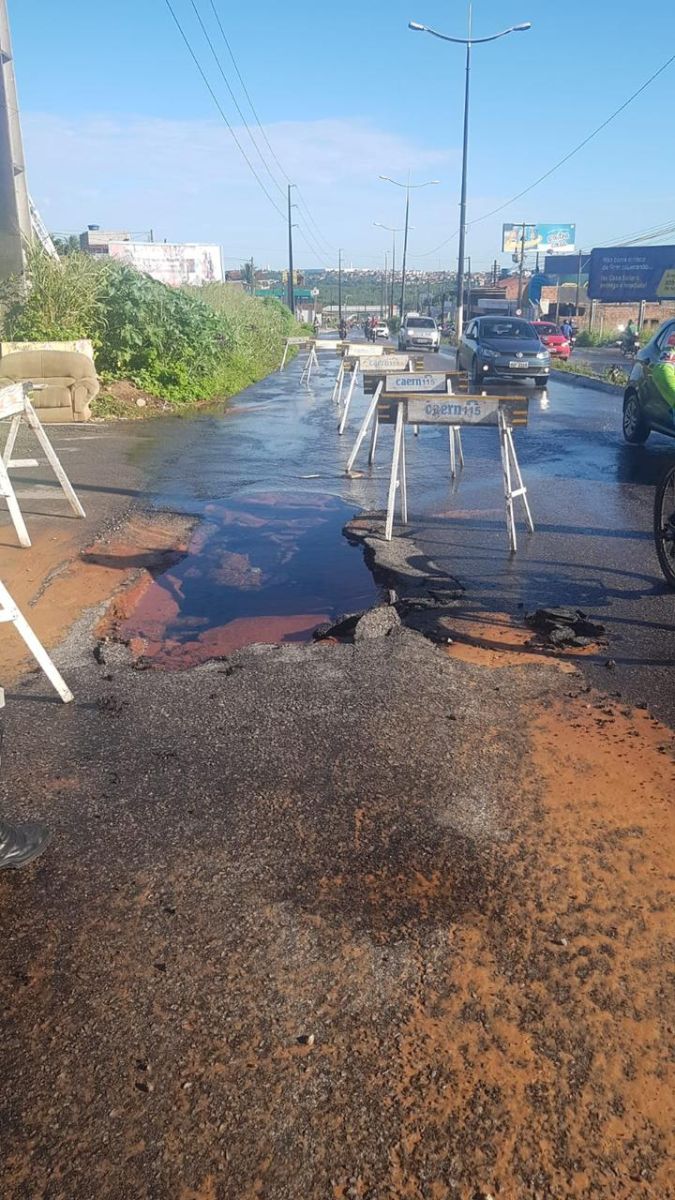 Tubulação de água estoura e causa congestionamento em avenida movimentada de Natal
