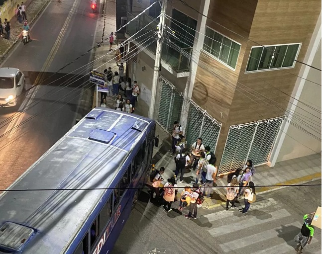 Ônibus escolar sem freio colide com poste em município do RN