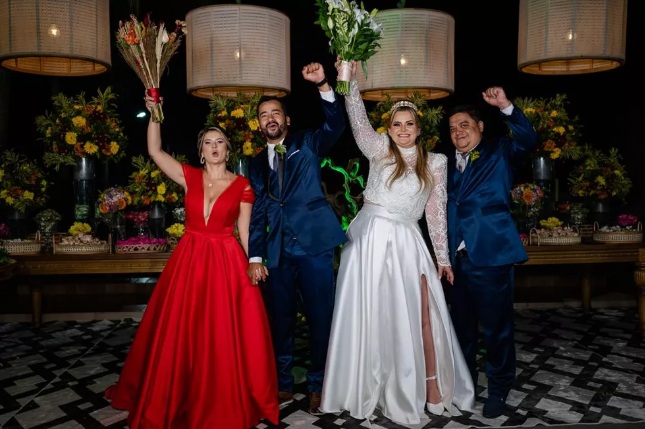 Noiva surpreende ao casar de vermelho e na mesma cerimônia que a irmã