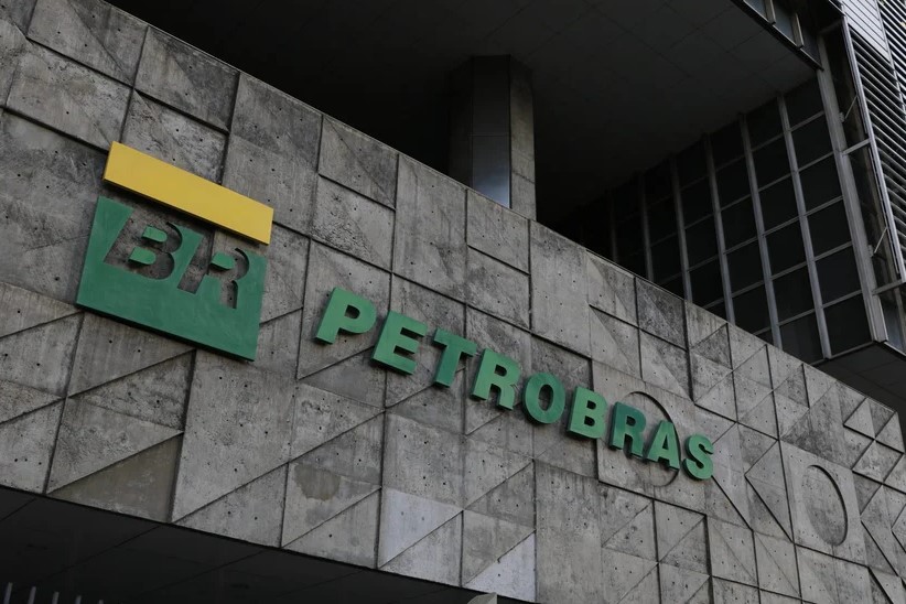 Após pressão de Bolsonaro, Petrobras anuncia nova redução no preço da gasolina