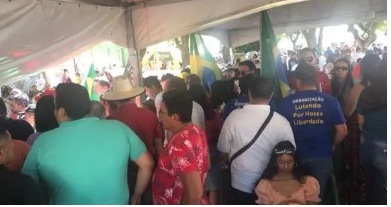 Fátima é hostilizada por grupo de apoiadores de Bolsonaro em Caicó