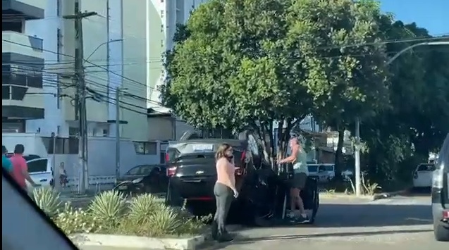 VÍDEO: Carro capota após batida em cruzamento de avenidas em Natal; ASSISTA