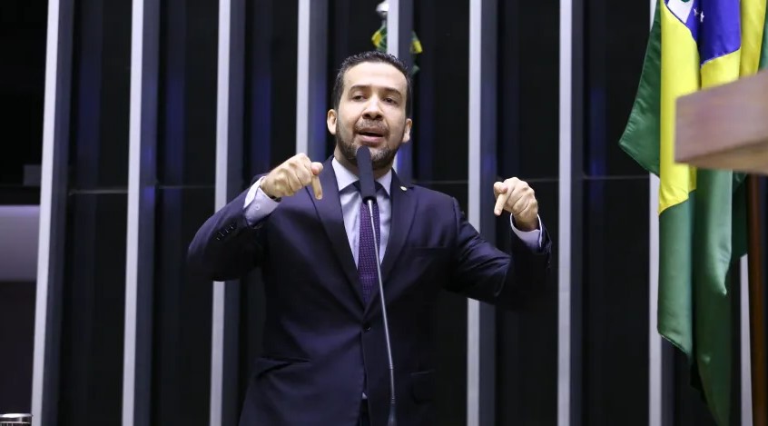 Presidente do partido de Janones admite acordo com Lula