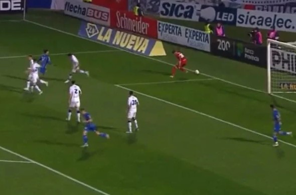 VÍDEO: Goleiro entrega gol de maneira inacreditável; técnico é expulso por fazer "falta" em jogador