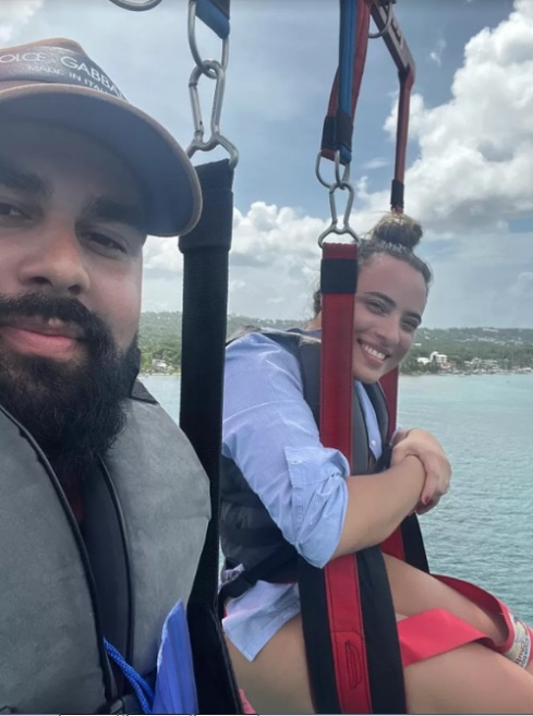 VÍDEO: Casal cai no mar após corda de paraquedas se romper em tempestade; ASSISTA