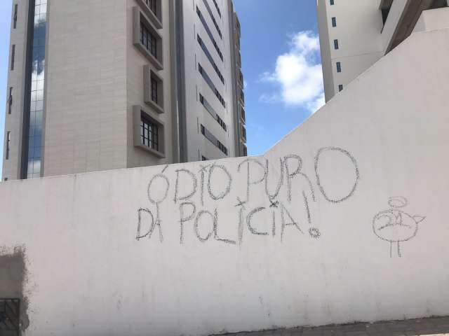 Muro do TJRN amanhece pichado: “Ódio puro da Polícia”