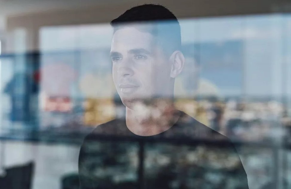 Em negociação com o Flamengo, Oscar aparece com a camisa do clube em foto viralizada