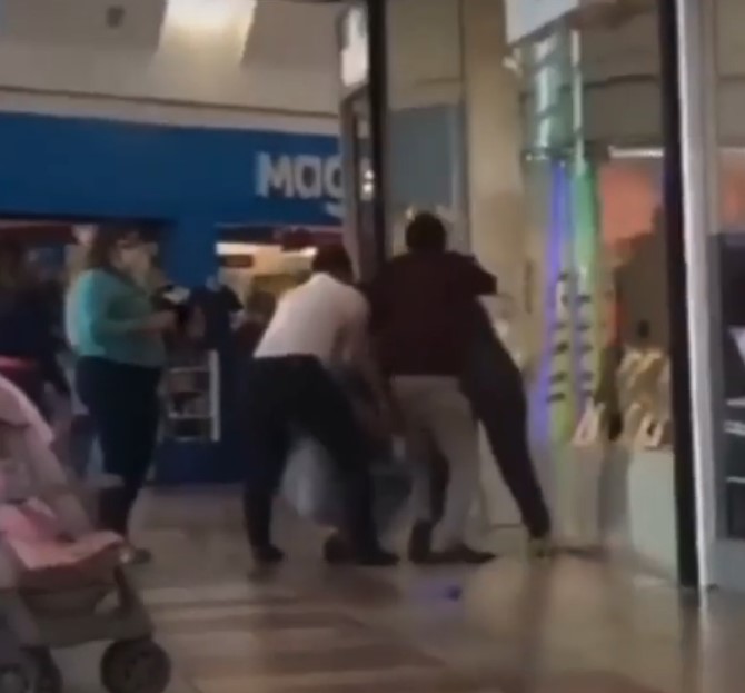 VÍDEO: Mulher enlouquece ao pegar o marido passeando de mãos dadas no shopping com a amante