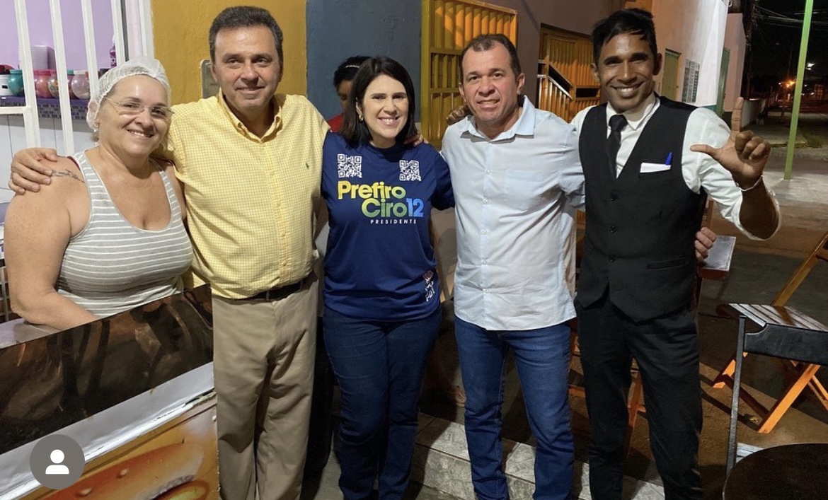 Em encontro com amigos de Carlos Eduardo, Andréa Alves usa camiseta com dizeres "Prefiro Ciro"