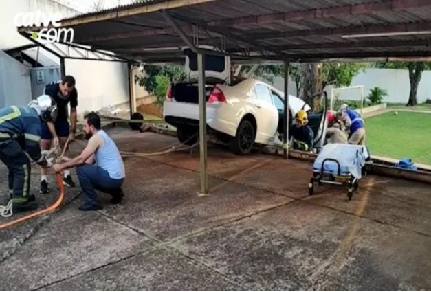 Mãe confunde marchas e atropela filho de oito anos