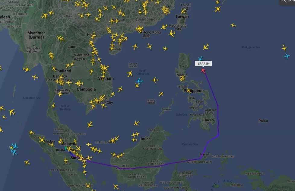 Sob forte tensão com China, avião de Nancy Pelosi pousa em Taiwan