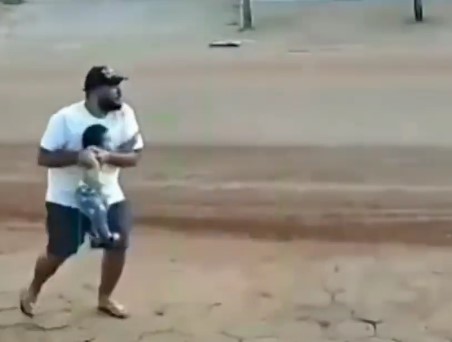 VÍDEO: Ação rápida de pai salva bebê de atropelamento no Pará; ASSISTA