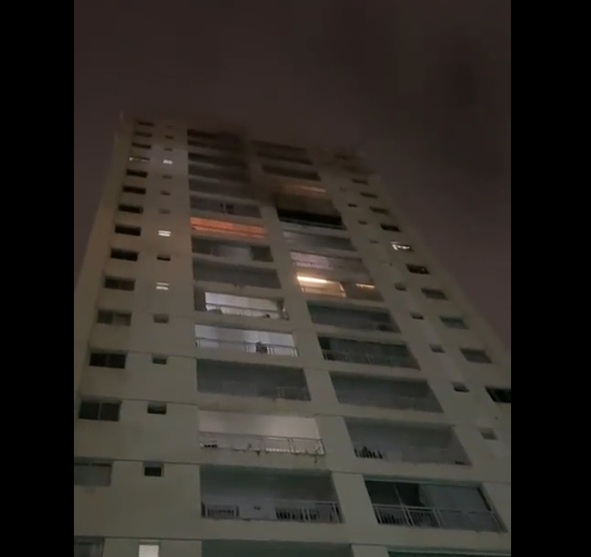 VÍDEO: Incêndio atinge apartamento e morador é resgatado por bombeiros na Grande Natal; ASSISTA