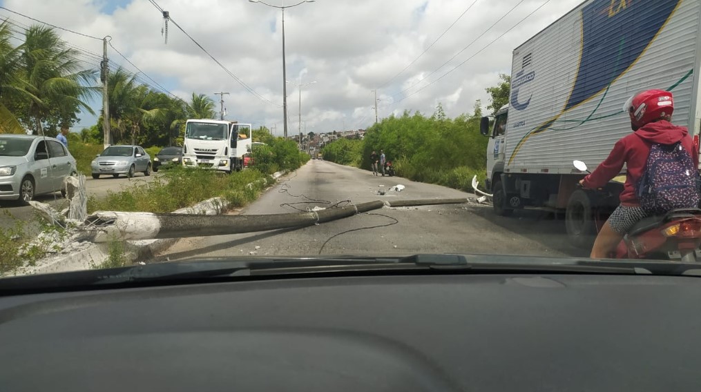 VÍDEO: Poste cai na Ponte de Igapó e interrompe o trânsito