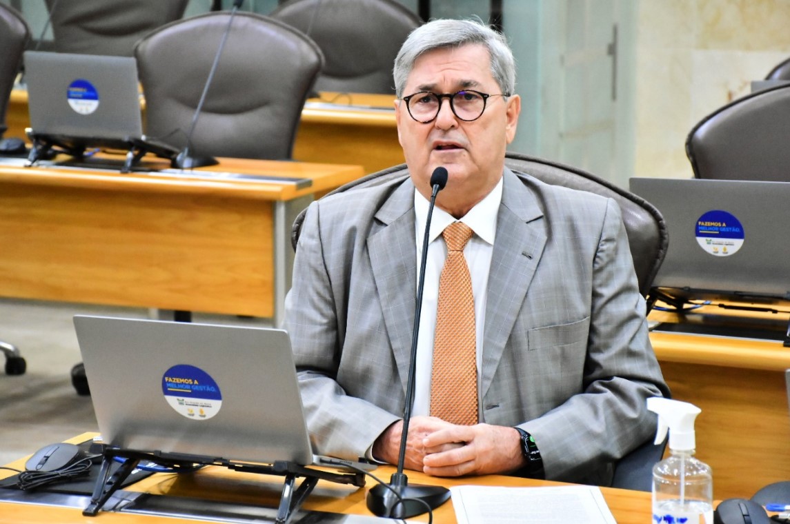 Deputado pede que Fátima saia do gabinete para “tapar” os 350 buracos da estrada de Pipa