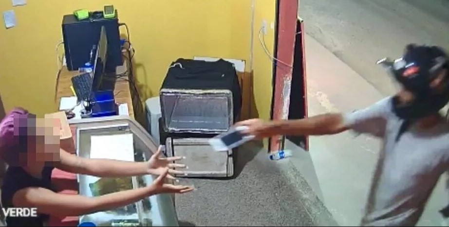 VÍDEO: Assaltante devolve celular de atendente de pizzaria após apelo: ‘Eu estou pagando, por favor’