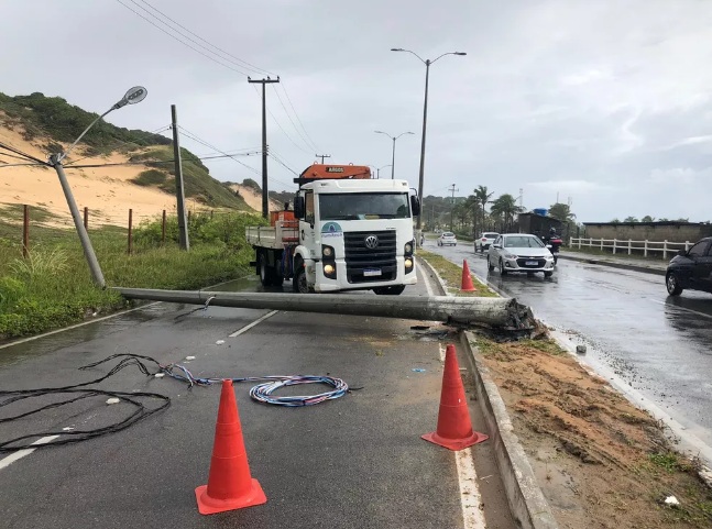 Carro derruba poste após grave acidente e interrompe uma das pistas da Via Costeira