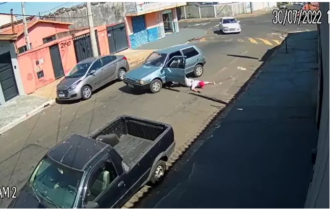 VÍDEO: Motorista sem cinto cai do próprio carro em movimento; ASSISTA