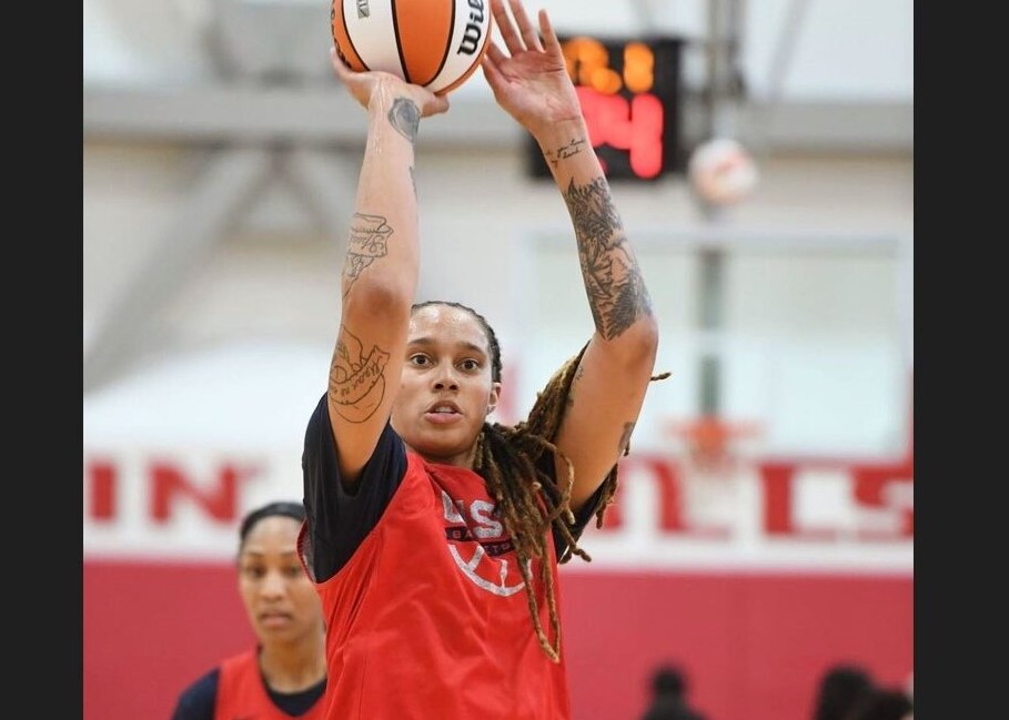 Rússia condena Brittney Griner, jogadora de basquete americana, a 9 anos de prisão; Biden diz que é 'inaceitável'